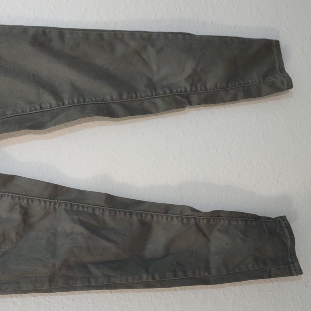 SLIGHTLY USED LEVIS COLOR OLIVE 710 SUPER SKINNY SIZE 25 AS SEEN IN PHOTOS - Picture 6 of 10